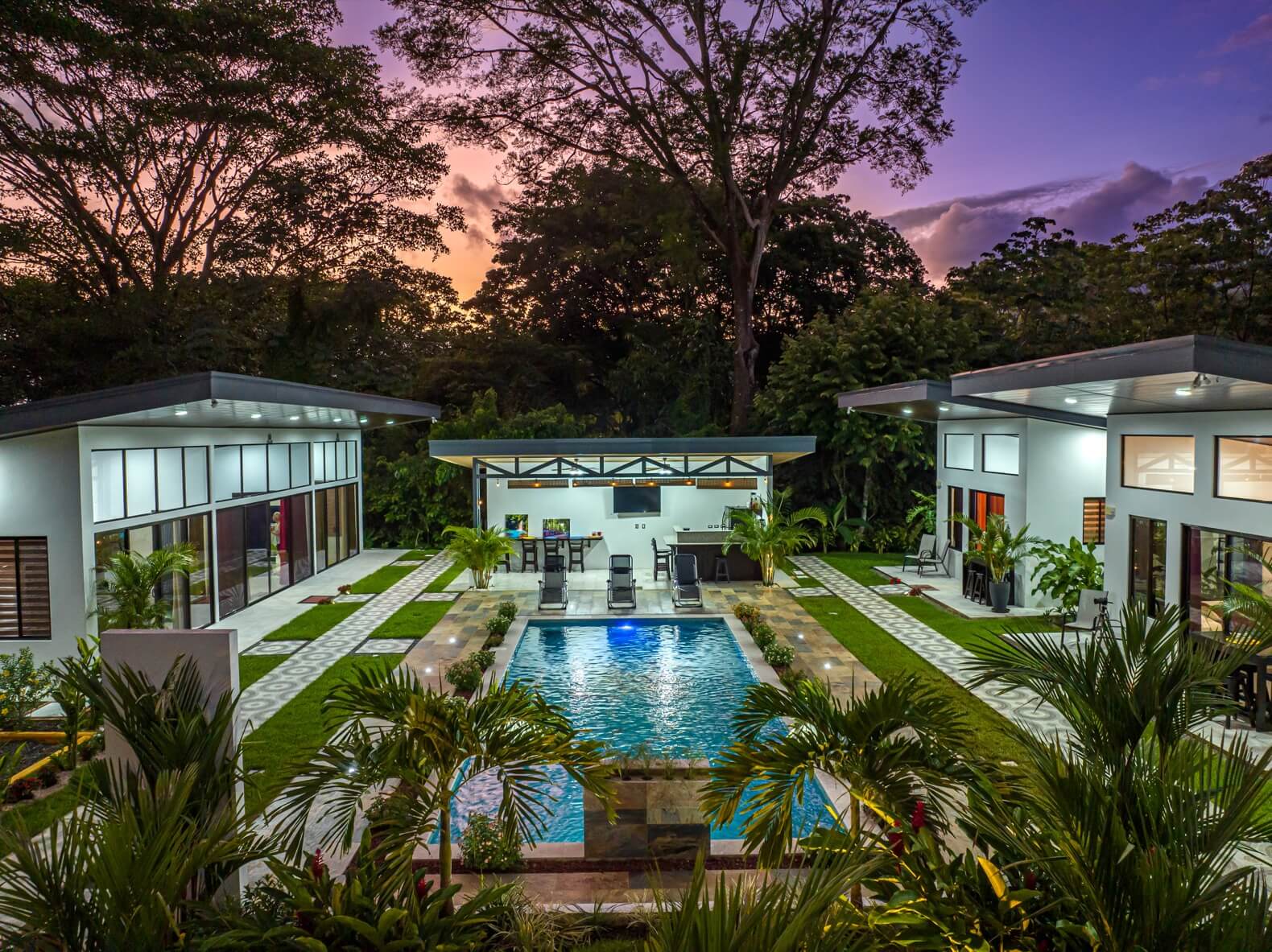 3 Rental Little Houses and a 2 Bedroom Home with an Amazing Location