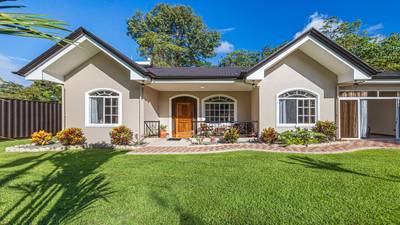 5-Bedroom Residence in Prime Uvita Location image 1