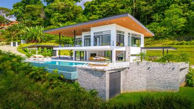 Luxury 4-Bed Home with Ocean & Jungle Views in Ojochal image 2