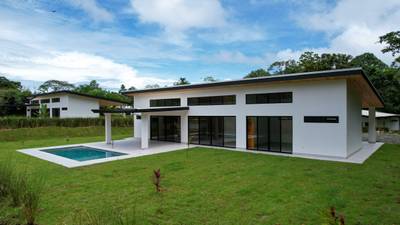 Spacious 3-Bedroom, 3-Bath Home with Larger Pool & Terrace in Ojochal image 5