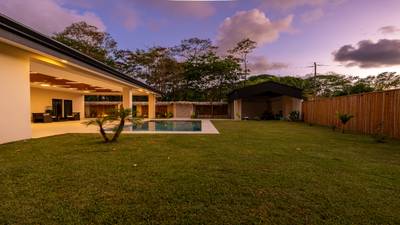 Refined Tropical Home in Uvita, Costa Rica | Walk to Beach & Parque Nacional Marino Ballena image 4