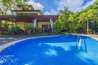 Modern 5-Bedroom Riverfront Home Walking Distance to Dominical image 4