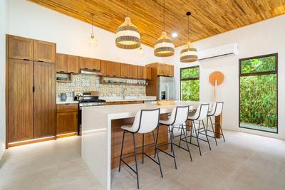 3-Bedroom Designer Home Minutes from the Beach image 3