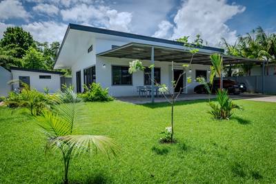 Modern 3-Bedroom Home at the End of a Quiet Road in Uvita image 3