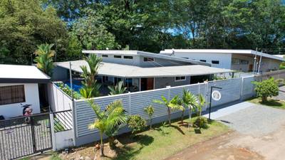 Immaculate 3-Bedroom Home with Pool Near Marino Ballena National Park image 4