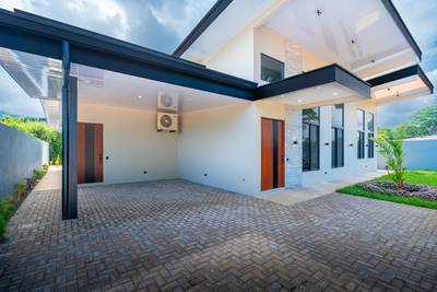Elegant Coastal Living in Uvita – Walk to Beach, Dine, and Nature image 4