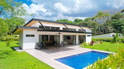 Modern 3-Bedroom Home with Pool in Gated Community, Ojochal, Costa Rica image 2