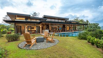Luxurious 3-Bedroom Modern Tropical Home for Sale in Dominical, Costa Rica image 1