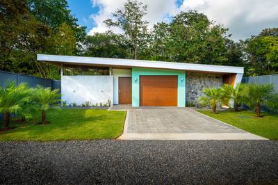 Stunning 3-Bedroom, 2.5-Bathroom Tropical Mid-Century Modern Home – Steps from the Beach image 4