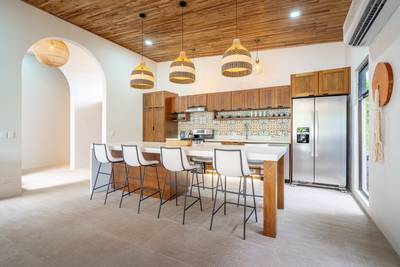 3-Bedroom Designer Home Minutes from the Beach image 4