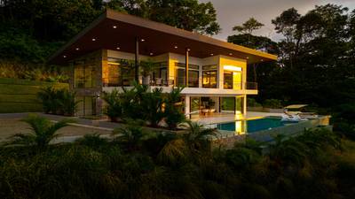 Luxury 4-Bed Home with Ocean & Jungle Views in Ojochal image 3