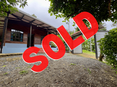 Charming Cabin Retreat in Playa Hermosa: Nature Lover's Dream Near Biological Reserve image 1