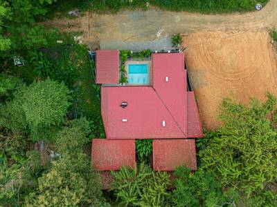 Turnkey 3-Bedroom Pool Home in Prime Coastal Location Near Beaches, Parks, and Dining image 3