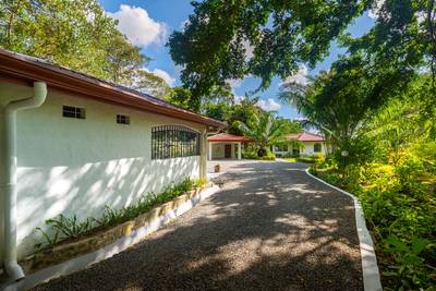 Villa Allamanda — Solar-Powered Luxury Retreat with Ocean Views in the Mountains of Tres Ríos image 4