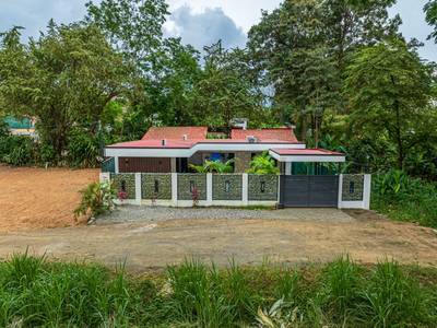 Turnkey 3-Bedroom Pool Home in Prime Coastal Location Near Beaches, Parks, and Dining image 2