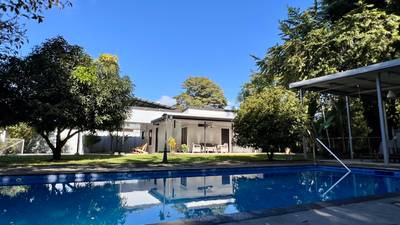 3-Bedroom Home with Large Pool and Garden in Bahía image 1