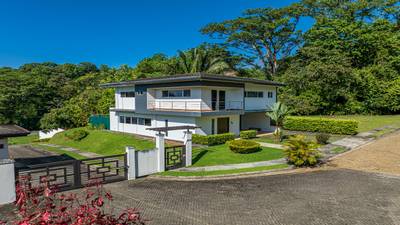 Elegant Tropical Villa Steps from Playa Hermosa – Gated Community image 2
