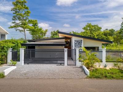 3-Bedroom Designer Home Minutes from the Beach image 2