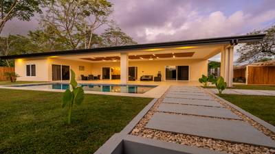 Refined Tropical Home in Uvita, Costa Rica | Walk to Beach & Parque Nacional Marino Ballena image 1