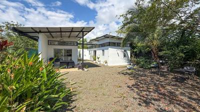 Newer 2-Bedroom Home Easy Walking Distance to Whale Tail Beach image 3