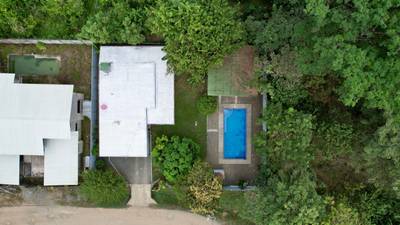 3-Bedroom Home with Large Pool and Garden in Bahía image 3