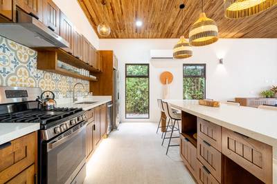 3-Bedroom Designer Home Minutes from the Beach image 5