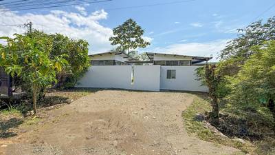 Newer 2-Bedroom Home Easy Walking Distance to Whale Tail Beach image 4