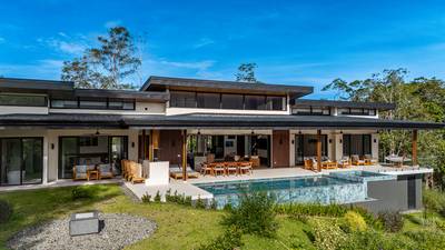 Luxurious 3-Bedroom Modern Tropical Home for Sale in Dominical, Costa Rica image 4
