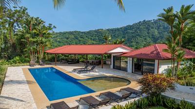 3 Bedroom Elegant Home With Guest Suite & Sweeping Ocean Views image 3