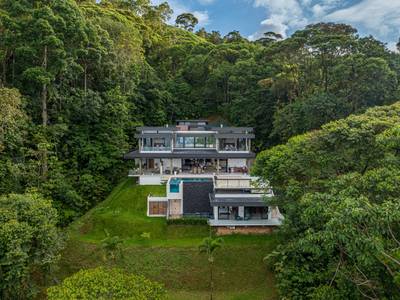 Architectural 5-Bedroom Ocean-View Estate in Costa Verde image 5
