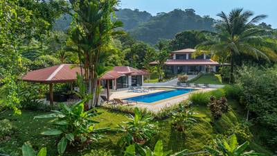 3 Bedroom Elegant Home With Guest Suite & Sweeping Ocean Views image 1
