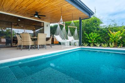 3-Bedroom Designer Home Minutes from the Beach image 1