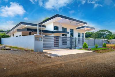 Elegant Coastal Living in Uvita – Walk to Beach, Dine, and Nature image 2