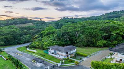 Elegant Tropical Villa Steps from Playa Hermosa – Gated Community image 4