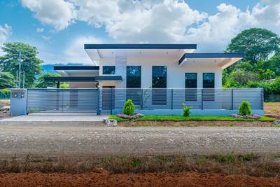 Elegant Coastal Living in Uvita – Walk to Beach, Dine, and Nature image 1