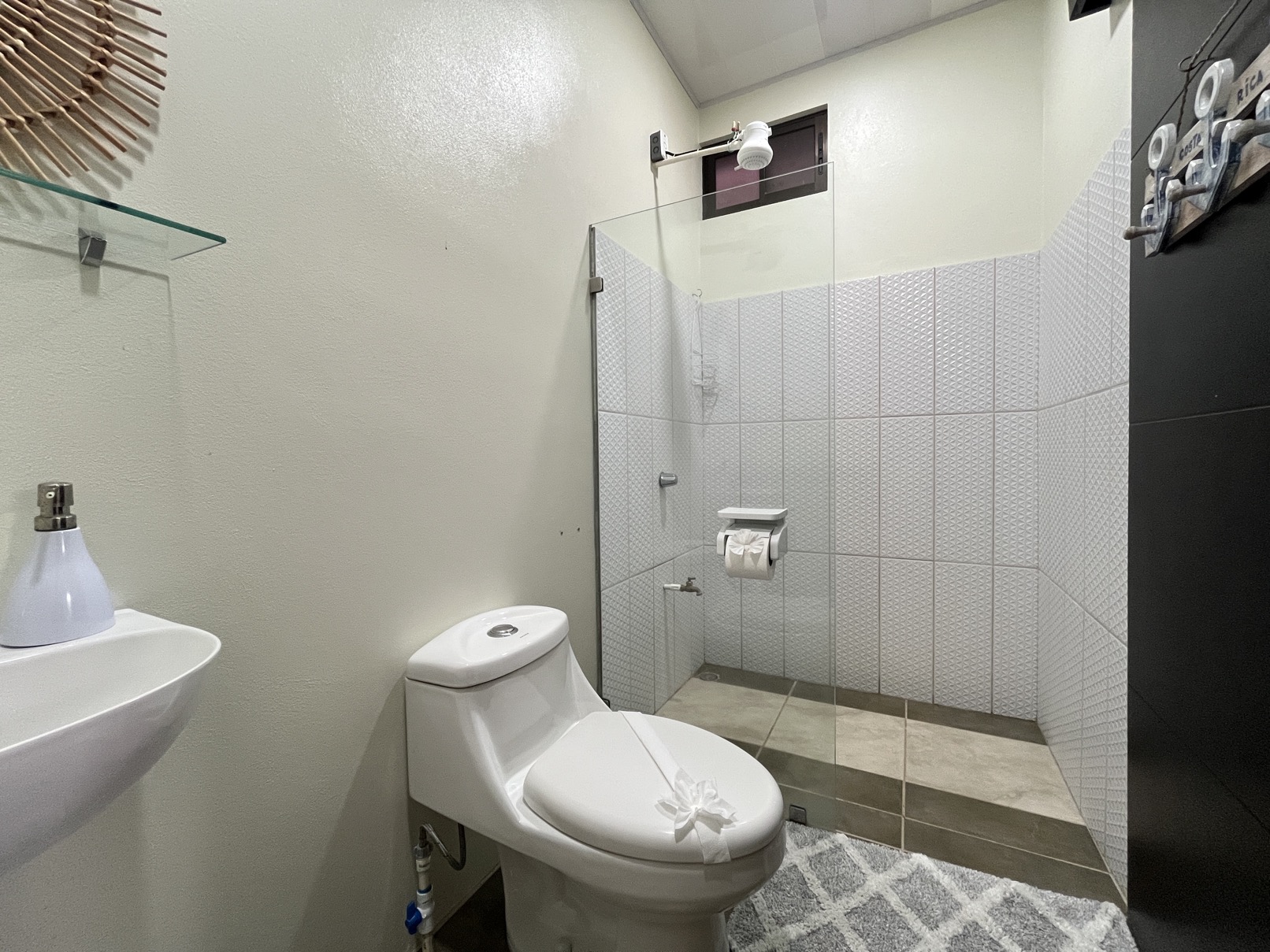 Prime Investment Opportunity in Uvita: Income-Producing Fourplex Just 300 Meters from the Beach selected